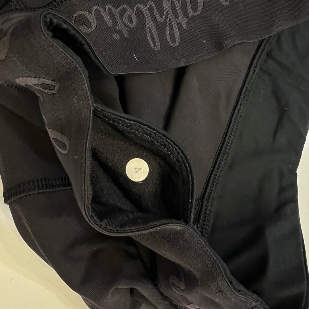 Lululemon Black Shorts Size 4 With Side Pockets - Picture 3 of 3
